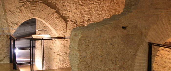Underneath the Plaza de Tossal you can find a part of the old Arabic Walls of Valencia. Also in plenty of places in the centre you can find traces of the old city walls