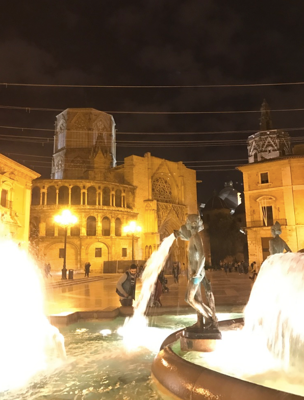 The rear of the Cathedral in Valencia by night. 