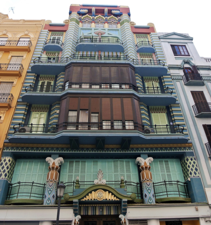 Some hidden art deco buildings are scattered through Valencia. This one on Calle Castellon is particularly interesting