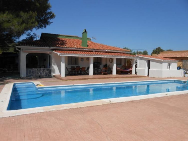 136000 Euros Siete Aguas Villa For Sale With Large Proper Swimming Pool