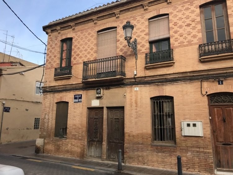 Benimamet has a lot of townhouses that often come up for sale with interior patios