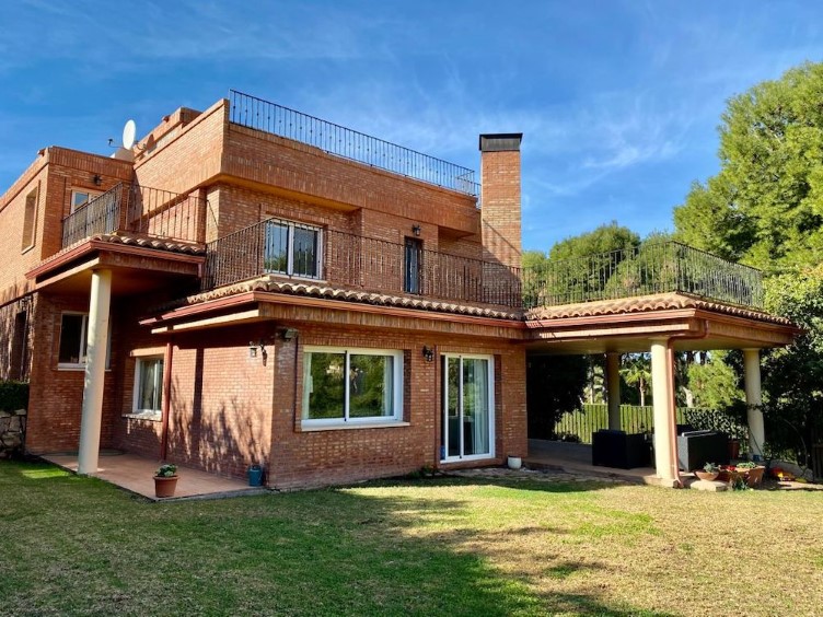 Chimenea de ladrillo rojo, Chalet incluida