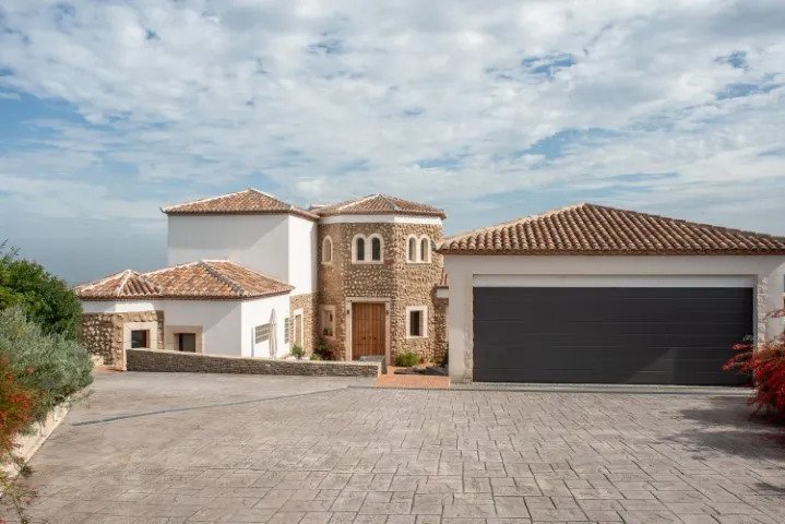 Property 2020 - Image 11