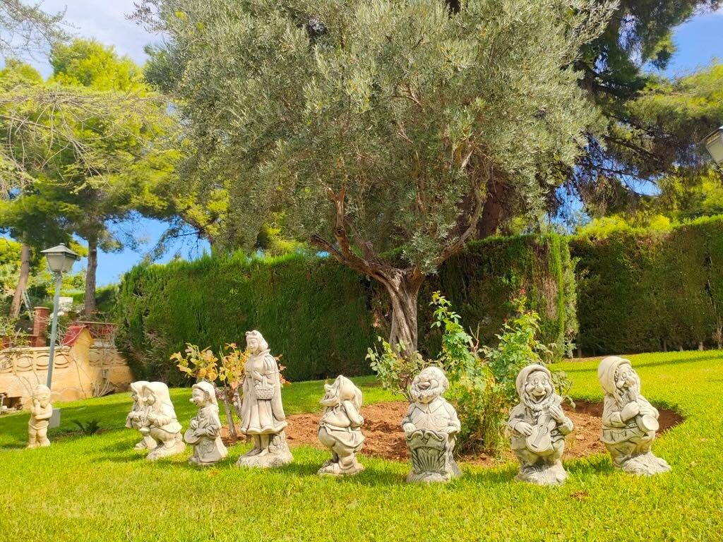 Snow White and the Seven Years After in Olocau