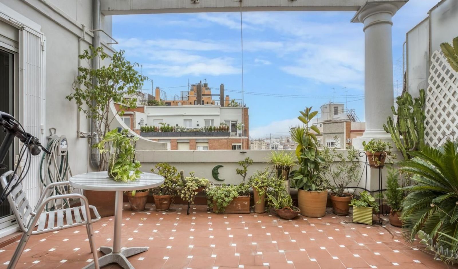 A Great Apartment by Any Measure in Valencia City