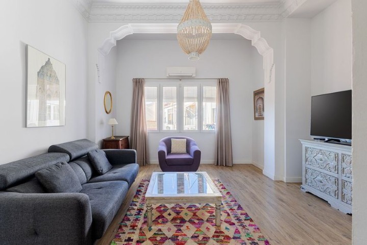 Classic High-Ceilinged Apartment in Valencia City
